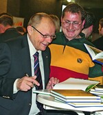 Großer Andrang: Dr. Walter Kolb signierte in den Pausen seine Fachbücher