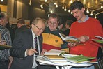 Großer Andrang: Dr. Walter Kolb signierte in den Pausen seine FachbücherBild: cvf