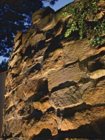 Die groben Strukturen der Bruchsteinwand sind im Tageslicht weniger deutlich