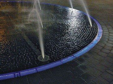 Blau steht fr Wasser  auch nachts: Lichtring als Einfassung