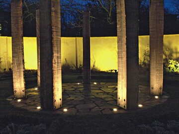 Das wirkt: Die beleuchteten Holzsulen formen ein Zentrum