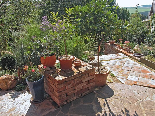 Naturstein, Ziegel, Terrakotta, Zitrusfrchte und wrmeliebende Stauden: mehr braucht es kaum fr die mediterrane Terrasse