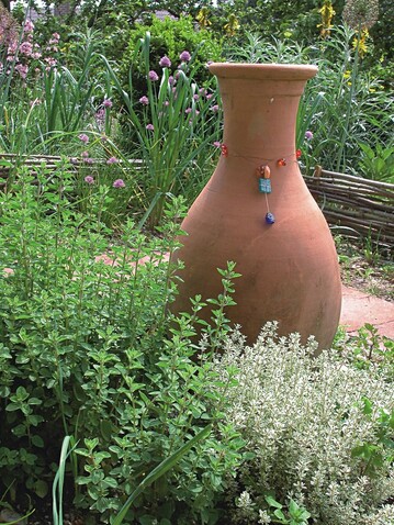 Kruter (Origanum, Thymus, Allium schoenoprasum) und Tongefe vermitteln auch im kleinsten Raum Wrme