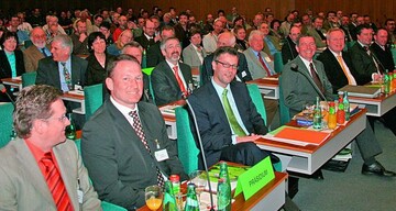 Erste Reihe (v. l.): VGL-Prsidiumsmitglieder Stefan Mller, Thomas Heumann, Minister Peter Hauk, VGL-Geschftsfhrer Reiner Bierig, Baden-Badens Oberbrgermeister Wolfgang Gerstner