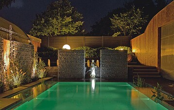 Licht macht den Schwimmteich nachts zu einem Blickfang im Garten