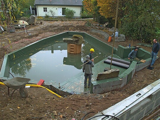 Um Fehler beim Bau von Schwimmteichen zu vermeiden, sind umfassende Kenntnisse erforderlich