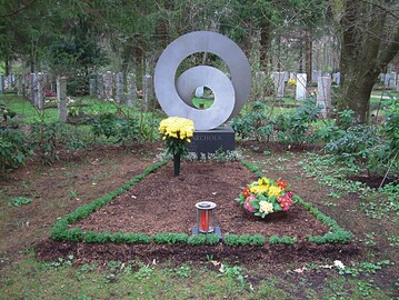 Grabzeichen aus Edelstahl auf dem Sdfriedhof in Mnchen