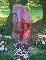 Genehmigung ist nicht einfach: Farbenfrohes Grabzeichen aus GlasBild: Jam