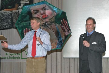 „Nehmen sie den Bauherrn mit in die Baumschule“, forderte Baumschul-Unternehmer Jan-Dieter Bruns die anwesenden Teilnehmer auf. Als Dank fr seinen Vortrag erhielt er den GaLaBau-Schirm Bild: Christian Weber
