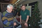 Landschaftsgärtner Markus Klapfer (rechts) berät einen der zahlreichen Besucher zum Thema Naturstein Bild: Wendebourg