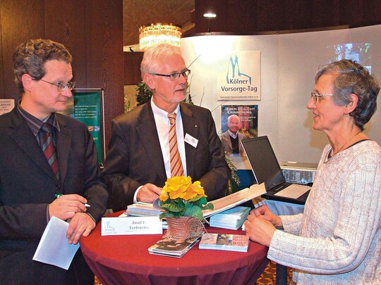 Josef Terfrchte (Mitte) im intensiven Gesprch mit Besuchern des Vorsorgetags