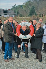 Die Mitglieder der Deutschen Gesellschaft für naturnahe Badegewässer bei der Besichtigung des Naturbades in Lahr/SulzBild: Klute