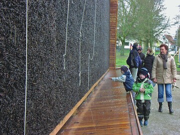 Im Gradierwerk rieselt Sole ber 5500 Bunde Schlehenreisig