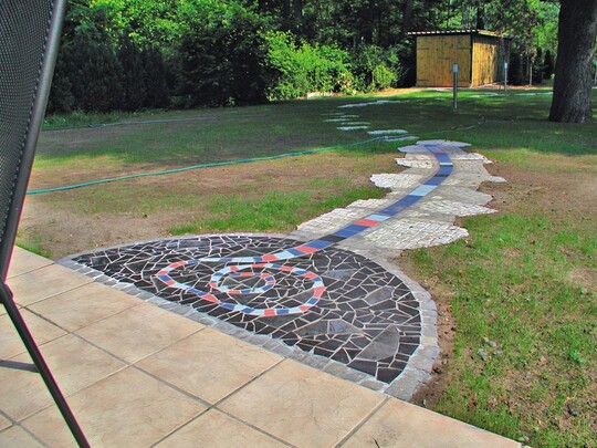 Der Reiz liegt im Detail: Bodenmosaik im Landschaftsgarten Buchholz