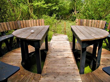 „Weg schneidet Tisch“ im Landschaftsgarten Grneberg