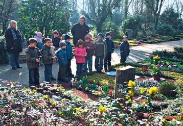 Die Kinder entdecken gemeinsam mit FGG-Geschftsfhrer Andreas Msing den Friedhof<BR>
Bild: FGG