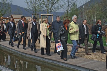 Hatten sich unter die Ehrengste gemischt: Ministerprsident Beck (3.v.r.), Wirtschaftsminister Hering (5.v.l.) und OB Collin-Langen
