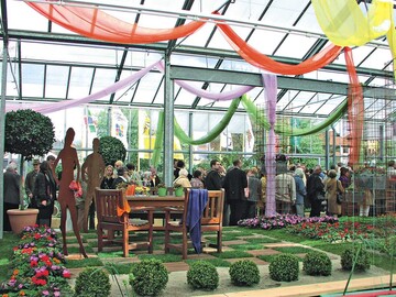 In dem rund 430m² groen Gewchshaus finden whrend der Gartenschau rund 13 Hallenschauen statt