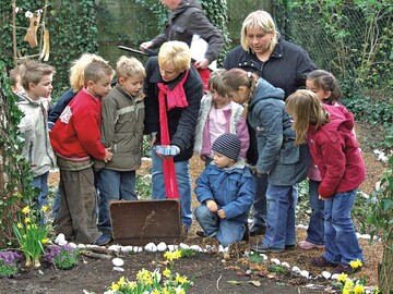 Vor der Beerdigung vergewissern sich die Kinder, dass das Streifenhrnchen gut in den Sarg gebettet ist Bilder: FGG