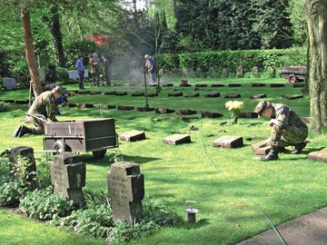 Reservisten beim Subern der Grabsteine