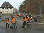 Der Verkehrskreisel in Roßlau bei Dessau – Bürgerbeteiligung bei der Pflanzaktion im reinen Schotterbeet