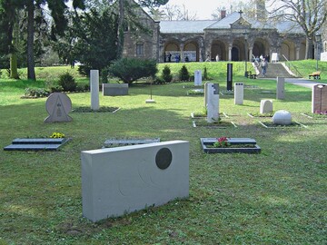 Individuell gestaltete Grabmale werden im Rahmen von „Momento“ auf dem Hauptfriedhof in Weimar gezeigt