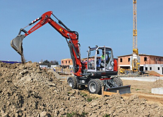 Mobilbagger sind auf deutschen Baustellen beliebt  kompakte Schnelllufer (hier: Neuson 9503) geben sich besonders mobil