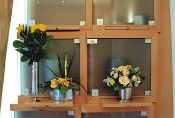 Groe Fcher mit Abstellmglichkeit fr Blumen und Bilder