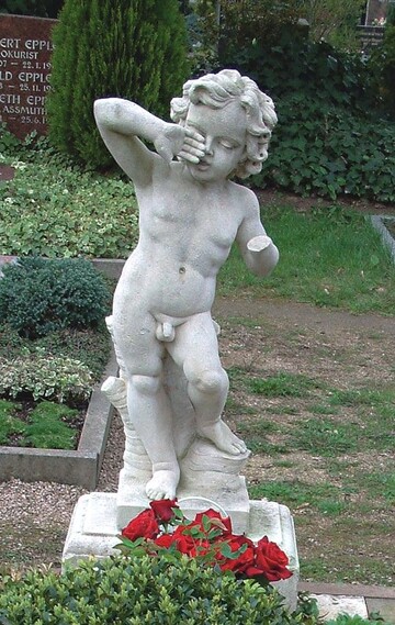 Klassische Engeldarstellung auf einem Kindergrab, an der sich kaum ein Friedhofsbesucher stren wird Bild: James