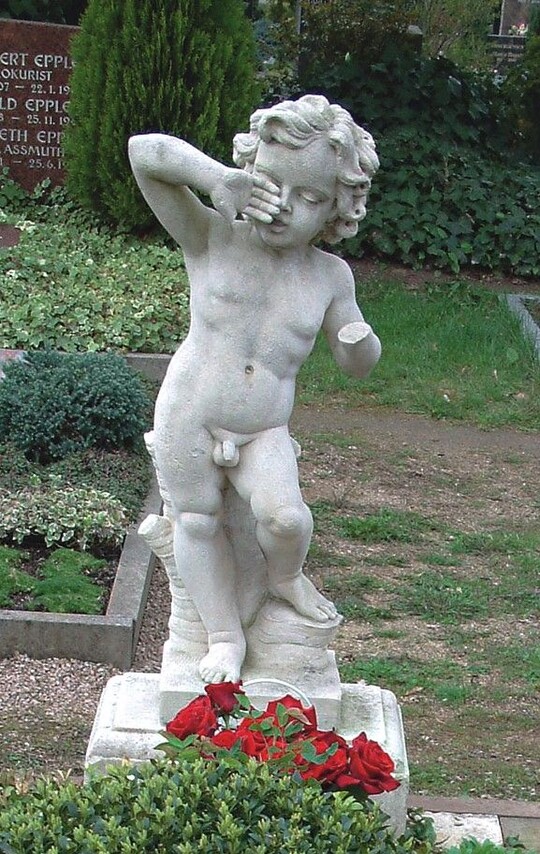 Klassische Engeldarstellung auf einem Kindergrab, an der sich kaum ein Friedhofsbesucher stren wird Bild: James
