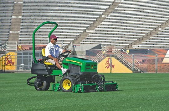 Als beliebter kompakter Aufsitz-Spindelmher macht der John Deere 2653B in groen Sportarenen wie auf kleineren Fuballpltzen eine gute Figur