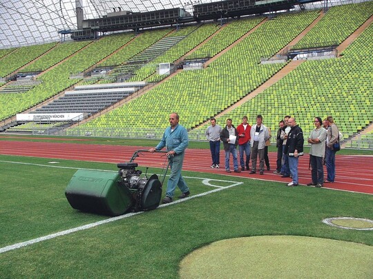 Meisterhafte Fortbildung: Das Olympiastadion Mnchen gehrt zu den Kulissen beim DeulaFortbildungskurs zum „Qualifizierten Platzwart“ nach DFB-Konzept