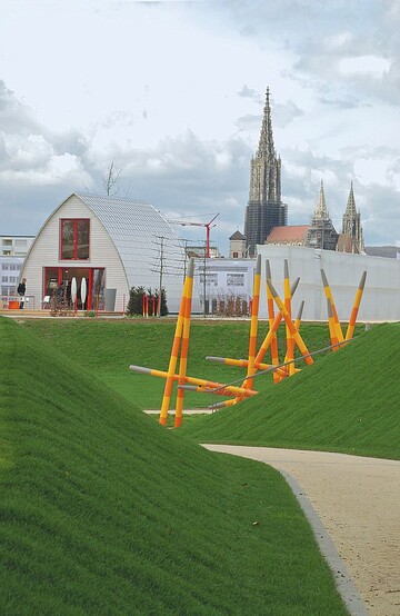 Kombination aus Tradition und Vision: Glacis-Ost mit Spielinstallation und Wohnvisionen vor dem Ulmer Mnster jenseits der Donau