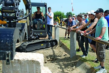 Nicht nur der Nachwuchs interessierte sich fr die kompakten Baumaschinen auf der ga. An vielen Stellen durfte gegraben, geschoben und gestapelt werden