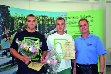 Das Siegerteam (v. l. n. r.): Bastian Etzhold und Rico Erstling mit dem FGL-Bildungsausschussvorsitzenden Ronald Lttich 