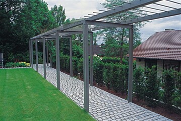 Gut abgegrenzt: Stahlpergola und Eibenhecke bilden den unteren Abschluss des Gartens