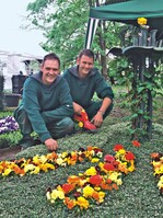 Andreas Breuker (links) und Stefan Lukassen (rechts) sind die Junioren in der Friedhofsgärtnerei
