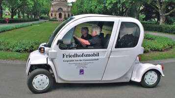 Das von der Genossenschaft gesponserte Friedhofsmobil mit Elektroantrieb Bild: Genossenschaft Badischer Friedhofsgrtner