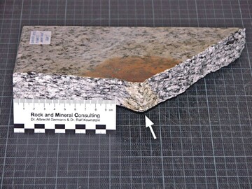 6. Die ganze Platte durchziehende Gelbverfrbung bei Gneis