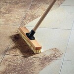 Mit Natursteinreiniger lassen sich Steinflächen leicht säubern