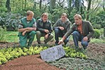 Die am Projekt beteiligten Friedhofsgärtner (von links): Stefan Kollmann von Feldmann Blumen, Wilhelm Siewert, Tim Dickhöfer und Rüdiger Melzner