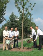 NRW-Bauminister Oliver Wittke (2. v. l.) pflanzte in Rietberg zusammen mit Josef Mennigmann (r.) vom VGL-Präsidium, Bürgermeister André Kuper (Mitte), MdL Michael Brinkmeier (l.) sowie Clemens Tönnies von Schalke 04 eine Stieleiche Bild: pcw