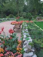Anlage der Horster Friedhofsgärtner mit zentraler Blumenbepflanzung