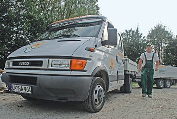 Ideales Reisegefhrt: mit dem DoKa plus Anhnger kommen sechs Mann, das Werkzeug und ein Minibagger auf die Baustelle