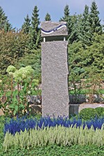 Mustergrab in den Vereinsfarben Blau, Weiß und Schwarz