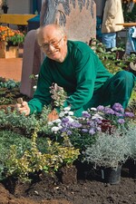 Friedhofsgärtner Werner Muster bei der Arbeit vor Publikum in Rüsselsheim