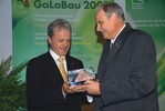 Gerhard Fuchs (l.) nimmt die Silberne Landschaft entgegen