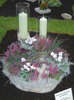 Ein bepflanzter Kranz als herbstlicher Grabschmuck