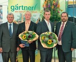 Eckhard Uhlenberg, Minister für Umwelt und Naturschutz, Landwirtschaft und Verbraucherschutz NRW, Sebastian Lehmkuhl, Marian Tietz und Markus Schwarz (von links) bei der Freisprechung der Gärtner in Westfalen-Lippe in Rietberg