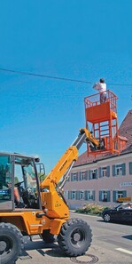 Der Teleskop-Schwenklader Ahlmann AS90 tele erweitert mit Arbeitsplattform sein Einsatzfeld zusätzlich